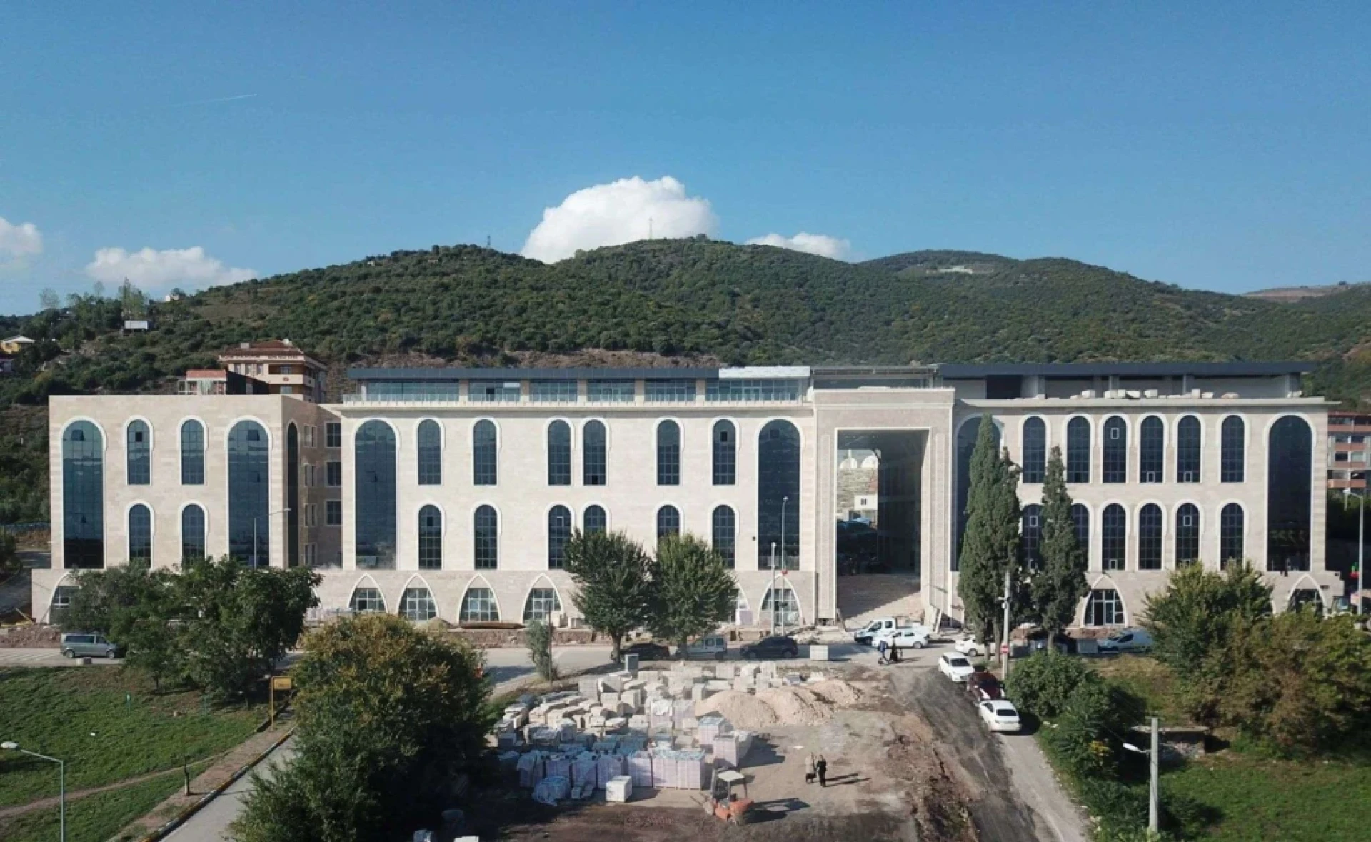 Yüksek Standartlı Kamu Yatırımları, Modern Sağlık ve Eğitim Kampüsleri İnşaatı